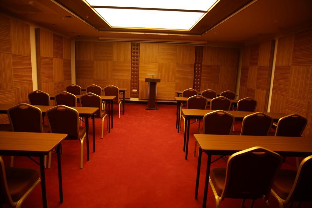 Atasehir Palace Hotel & Conference Истанбул Екстериор снимка