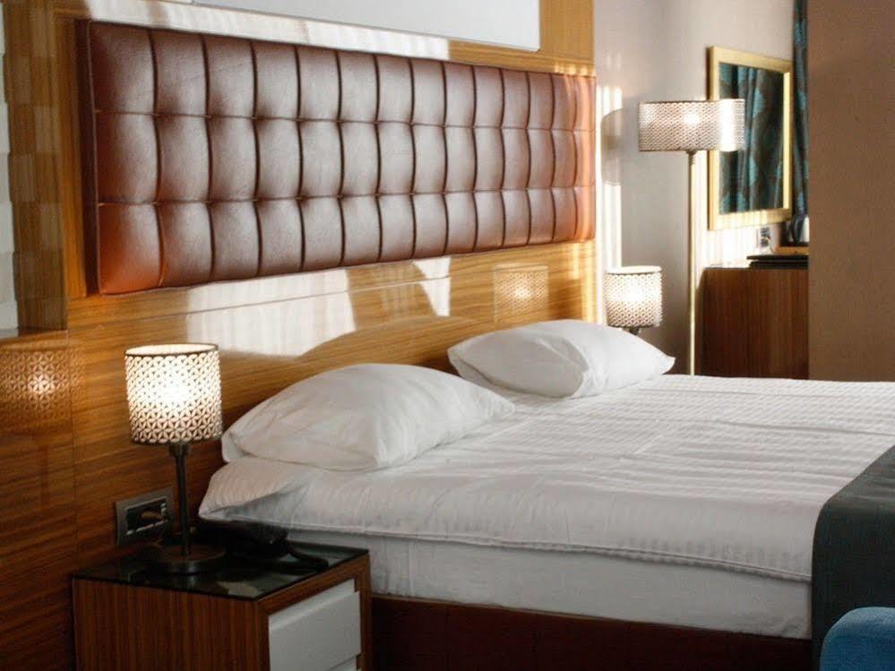Atasehir Palace Hotel & Conference Истанбул Екстериор снимка