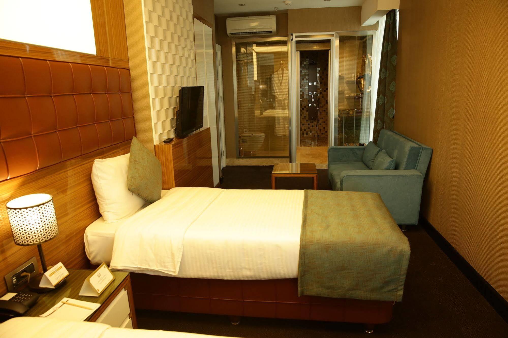 Atasehir Palace Hotel & Conference Истанбул Екстериор снимка