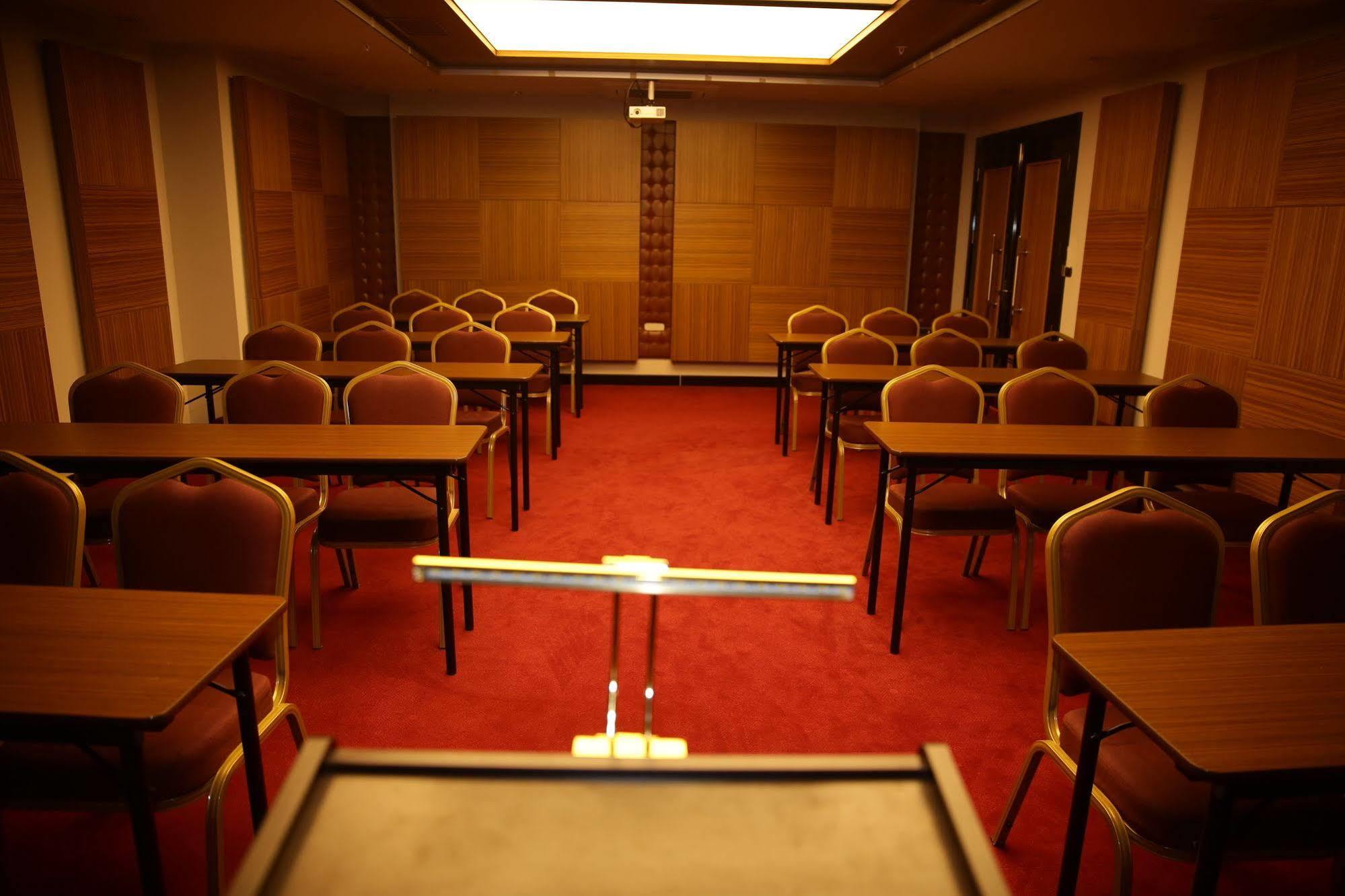 Atasehir Palace Hotel & Conference Истанбул Екстериор снимка